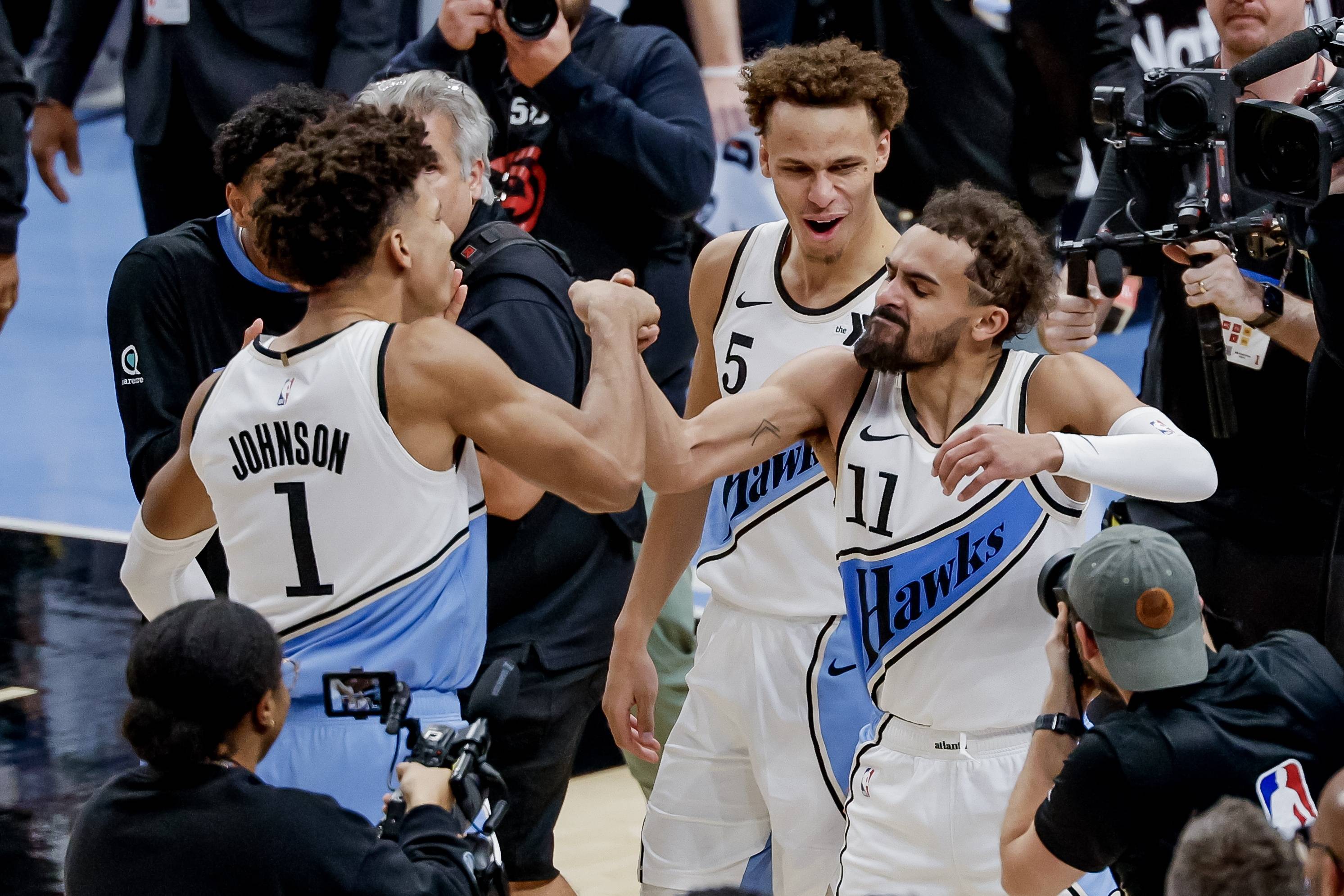 掘金横扫意大利男篮，哈里斯高光表现