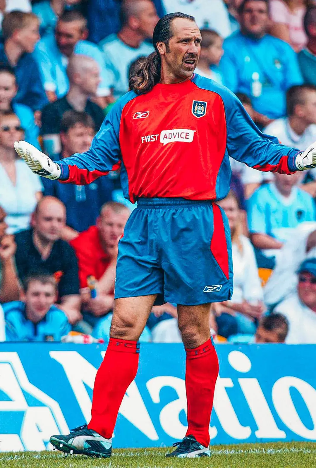 九游娱乐首页-曼城门将以出色表现稳住球门，球队防线稳固的简单介绍