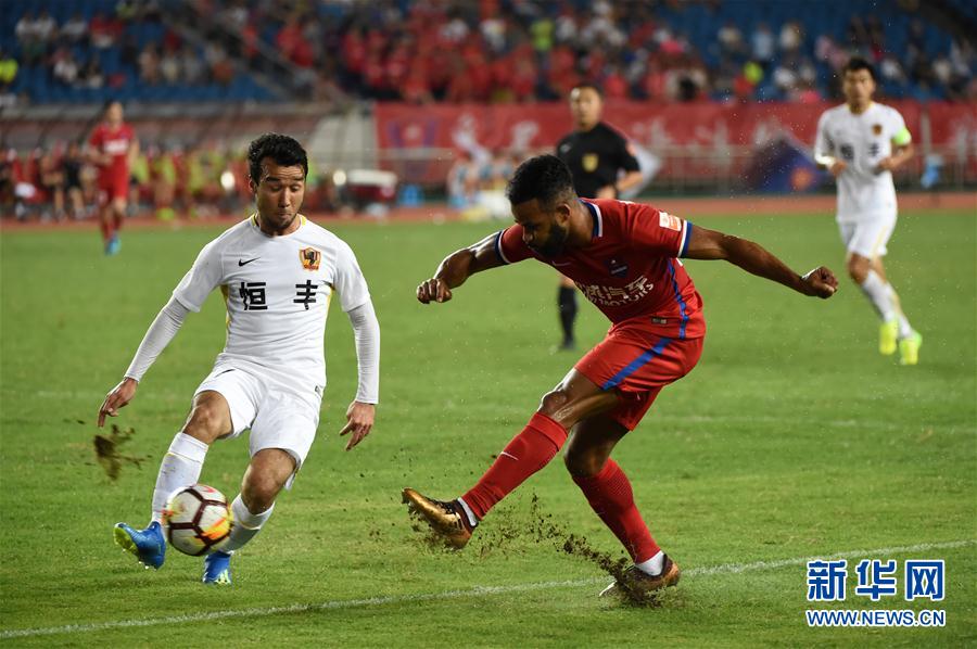 包含重庆斯威客场战胜广州富力，豪取三分的词条