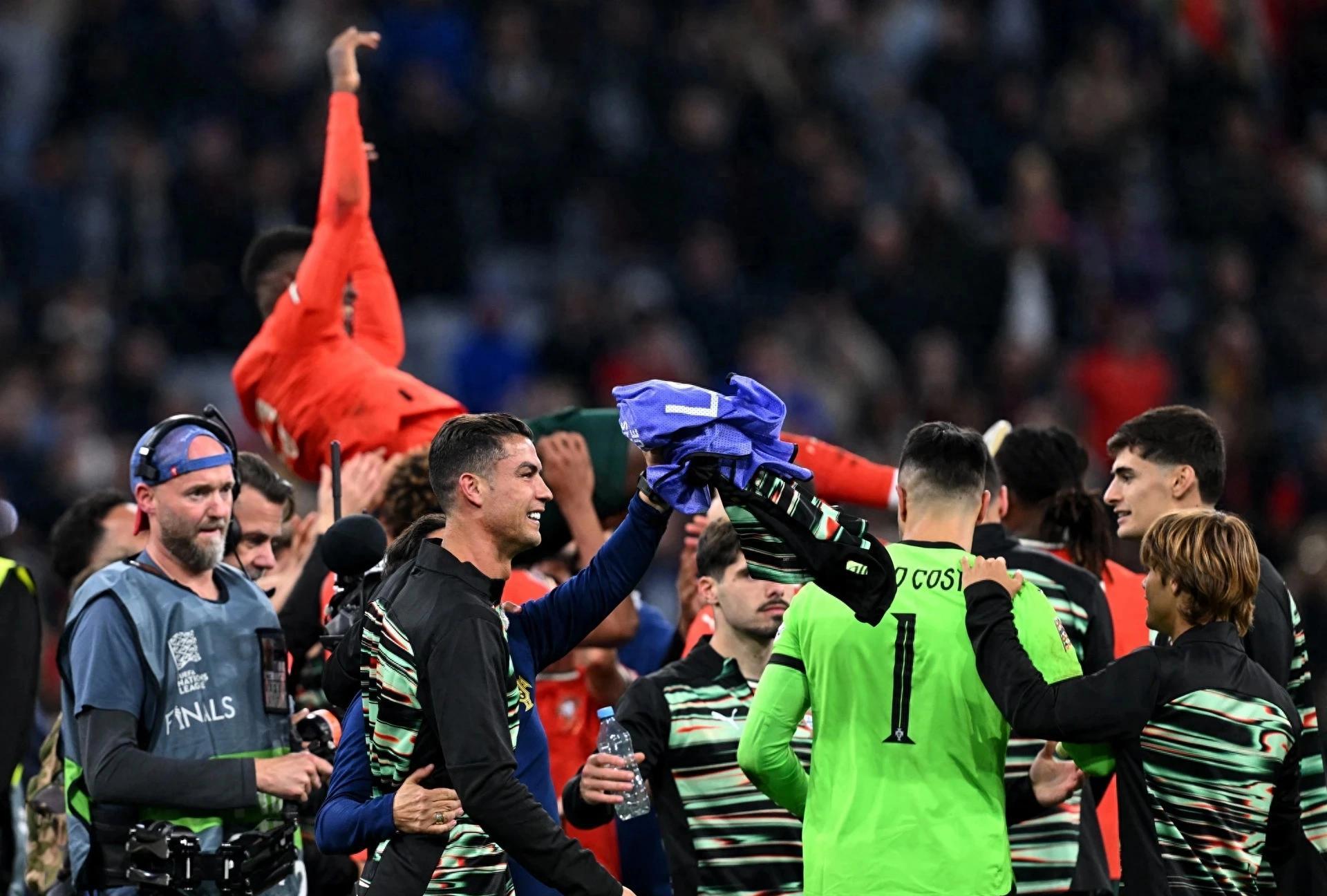 欧预赛激烈对抗，球员尽展拼搏的简单介绍