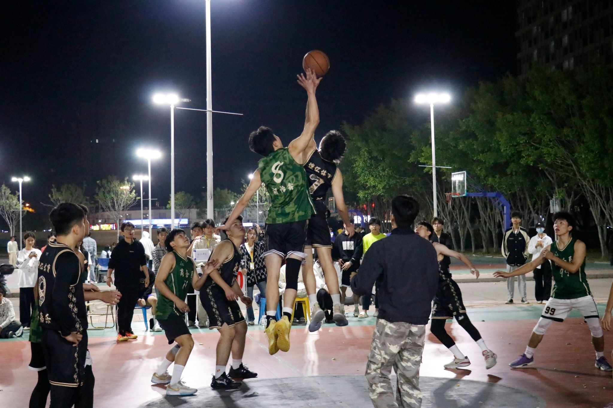 九游体育平台-包含职业篮球联赛开启新赛季，球队备战全力以赴的词条