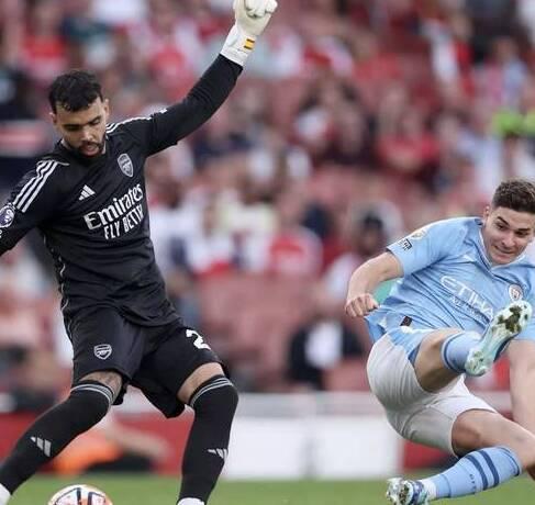 阿森纳门将多次神勇扑救，救下球队