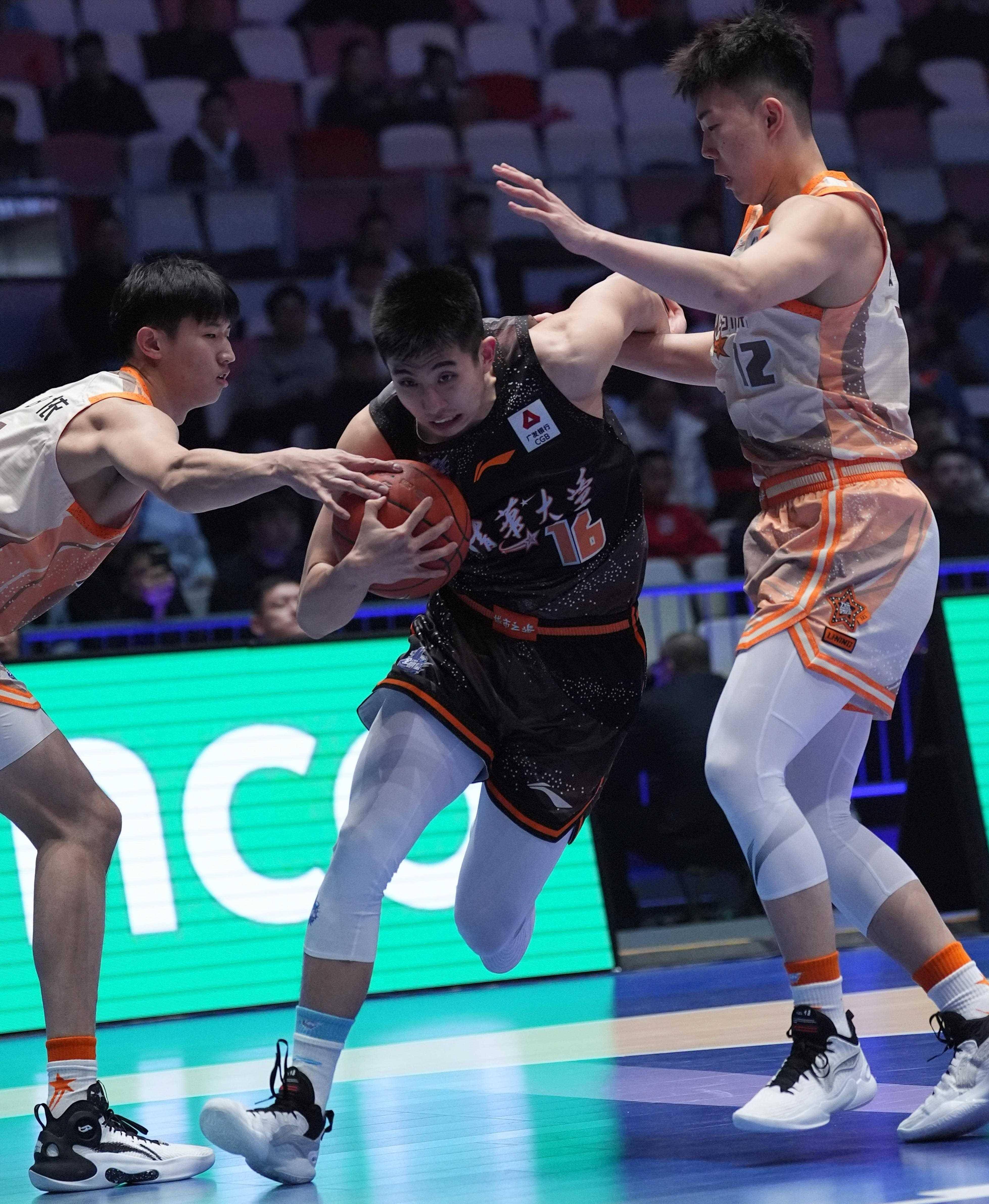 九游娱乐-国内篮球赛总决赛赛场精彩绝伦，球员战力强劲的简单介绍