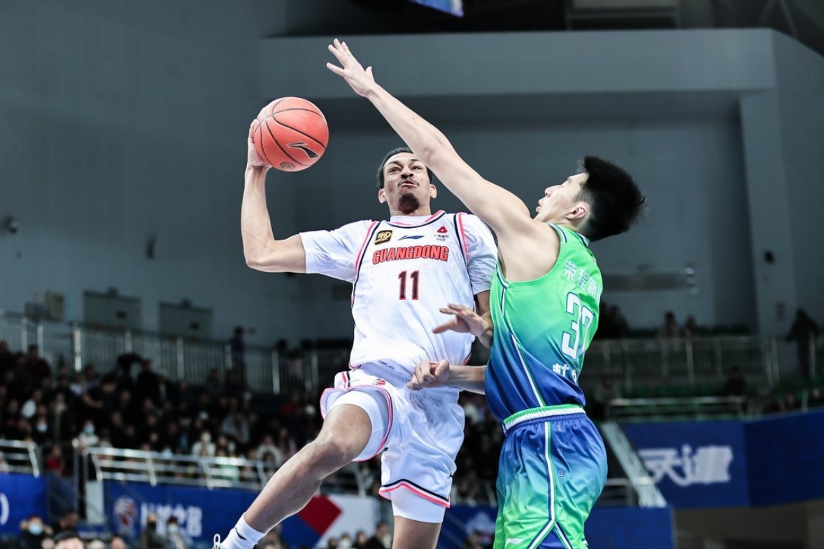 广东队险胜鹈鹕，浓眉哥惊艳四座的简单介绍