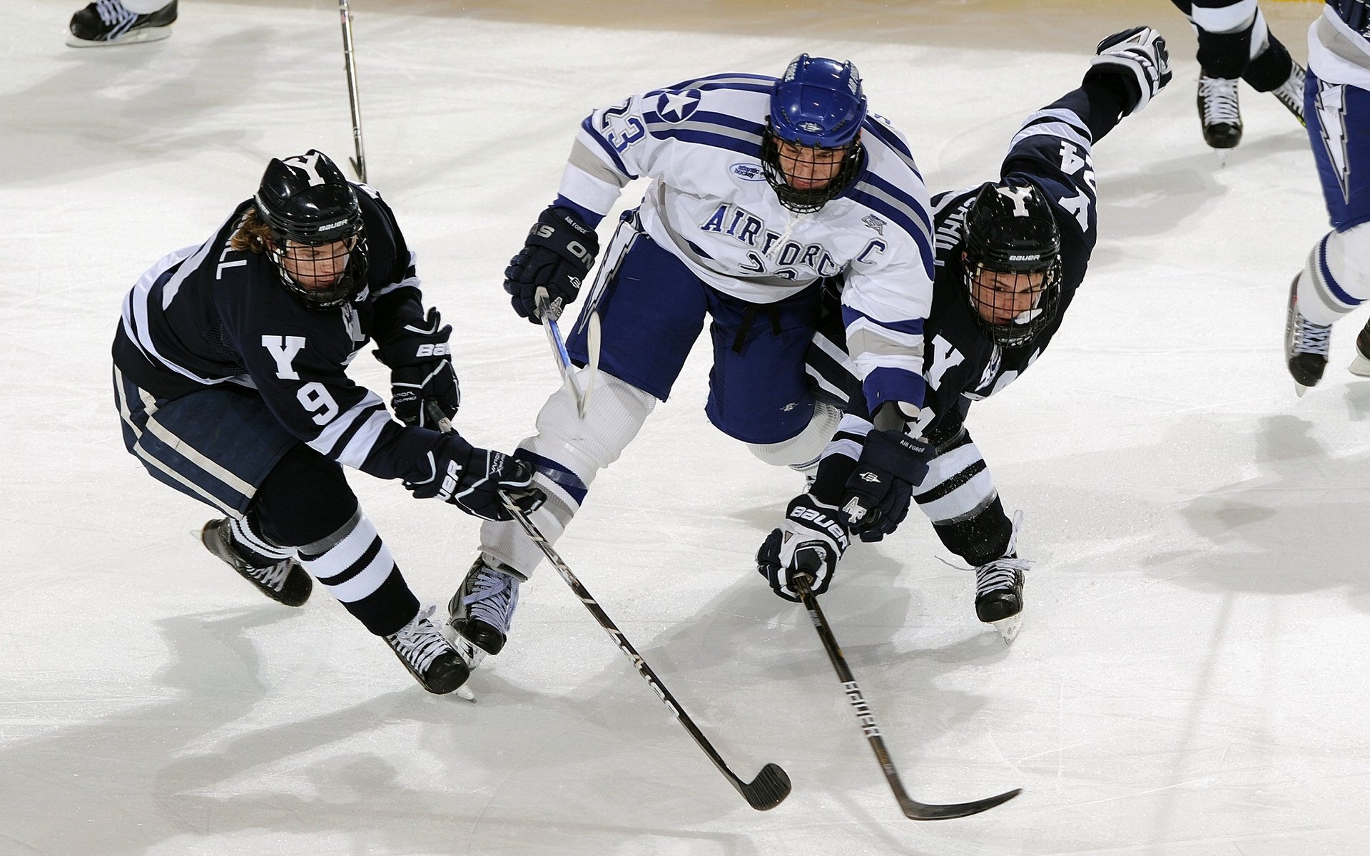 篮球世界双线狂飙，广东队强势拿下公牛，马克西在排名争夺战接管比赛